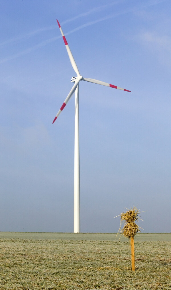 风力发电机和稻草人图片