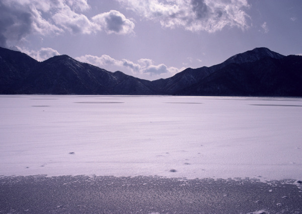 湖水山峦图片