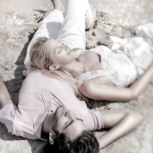 躺在沙滩上的夫妻图片