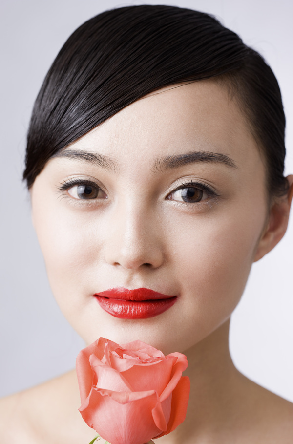 拿粉色玫瑰的中国女人图片
