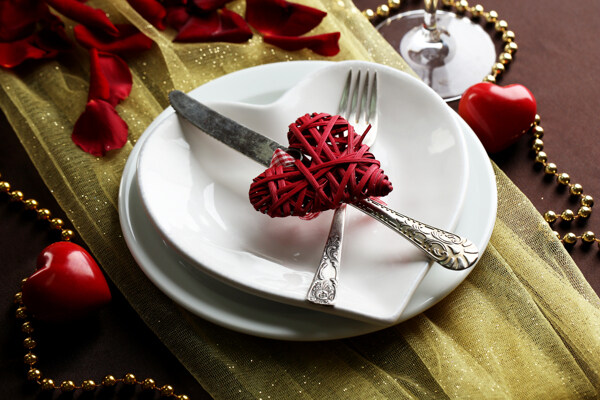 餐盘与红色爱心图片