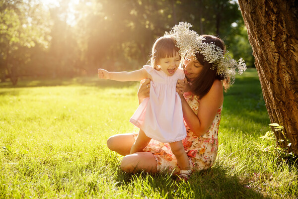 草地上和女儿玩耍的妈妈图片