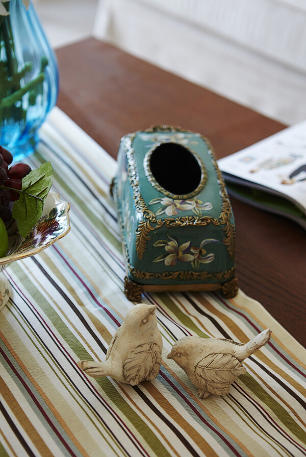 美式茶几上的纸巾盒和小鸟摆件