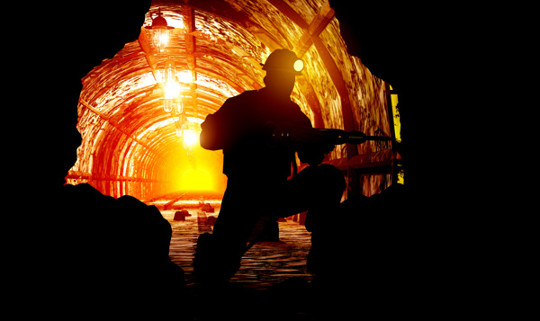 在隧道里工作的工人图片