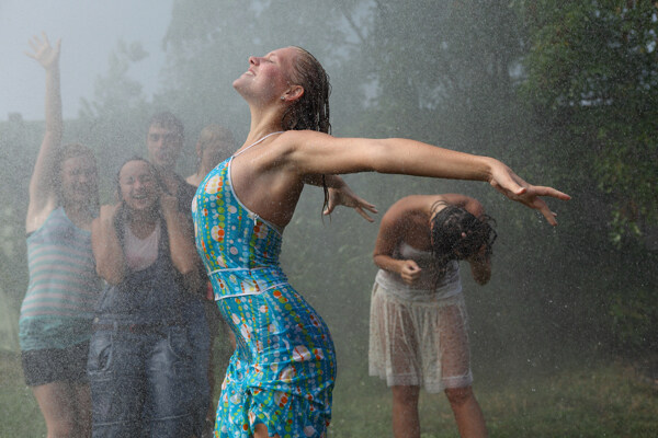 雨中跳舞的美女图片