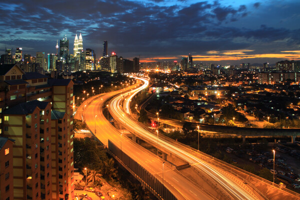 闪烁的公路城市夜景图片