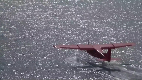 河面上飞行的飞机视频