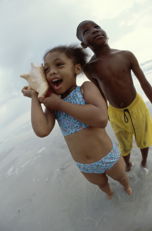 海滩上的外国儿童图片