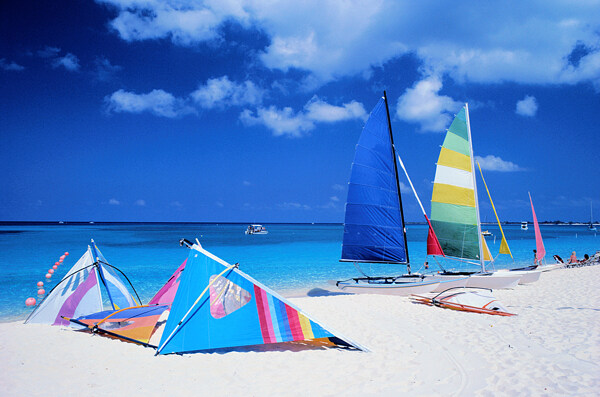 高清晰的清爽夏日海滩帆船图片