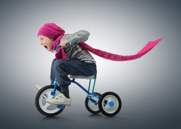 骑儿童自行车的小孩图片