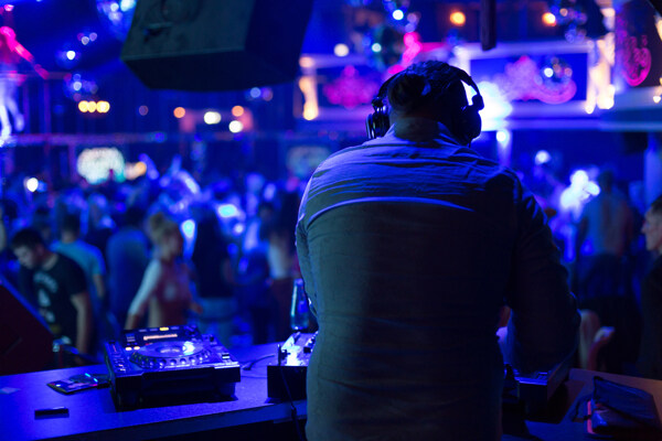 酒吧DJ人群图片