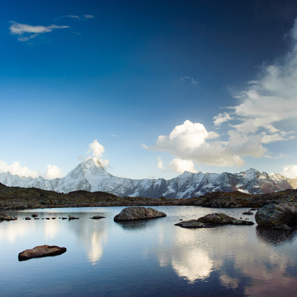 蓝天白云下的山峰和湖泊高汪图片图片