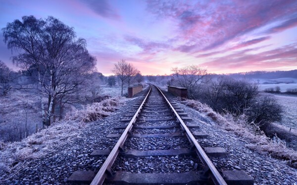 晚霞冬天下的铁轨图片