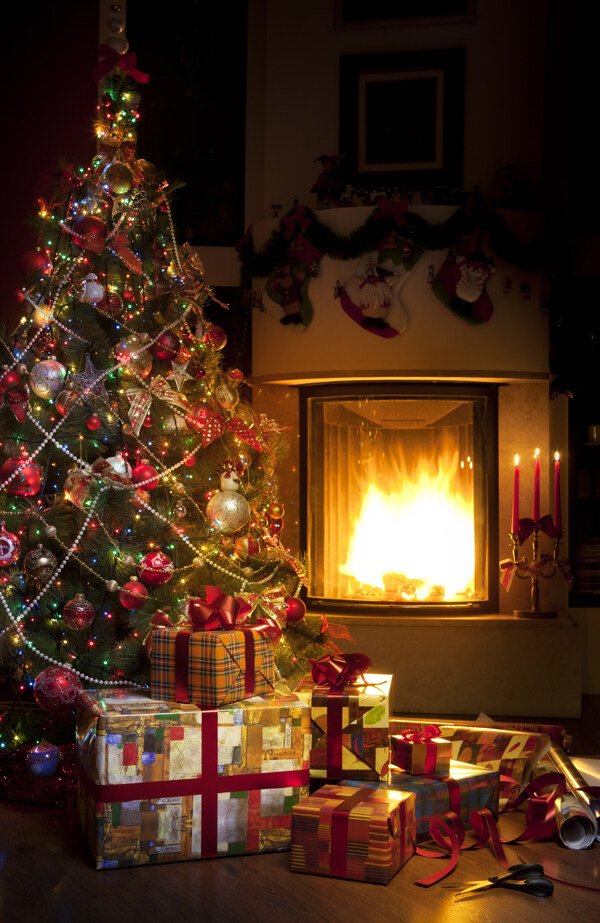 壁炉与圣诞树礼物