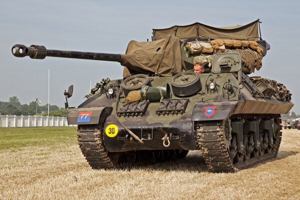 武装的坦克车图片