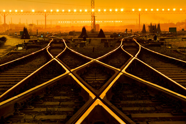 黄昏下交叉的铁路图片