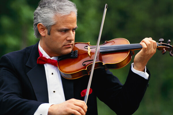 拉小提琴的男士图片