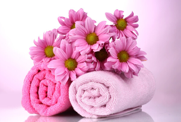 毛巾上的鲜花摄影图片