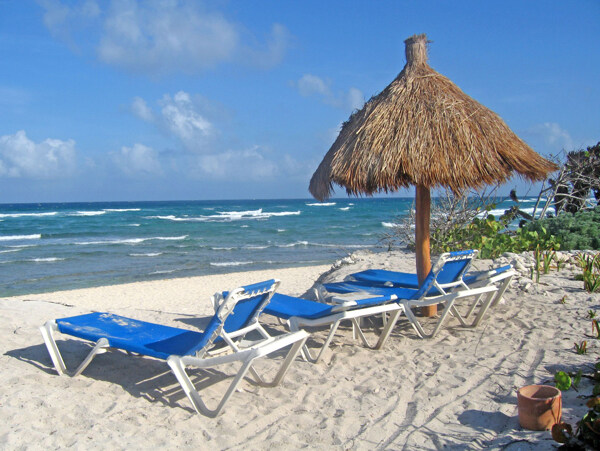 沙滩大海遮阳伞椅子图片