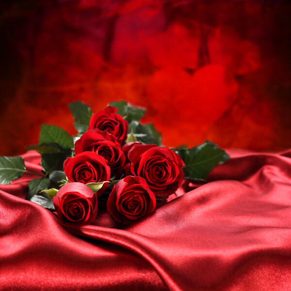 红色丝绸上的花束