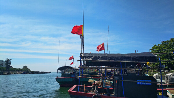 潭门渔港渔船蓝天白云
