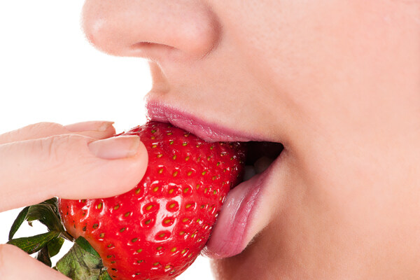咬草莓的性感美女图片