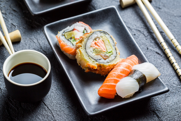 盘子中的三文鱼寿司图片