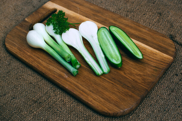 菜板上的新鲜蔬菜图片