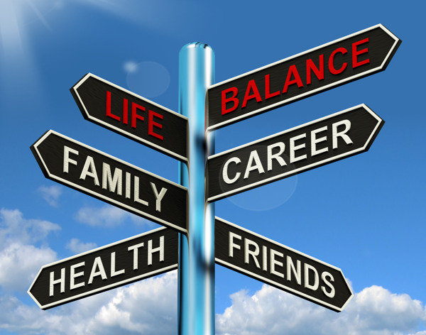 生活的平衡路标显示家庭的职业健康和朋友