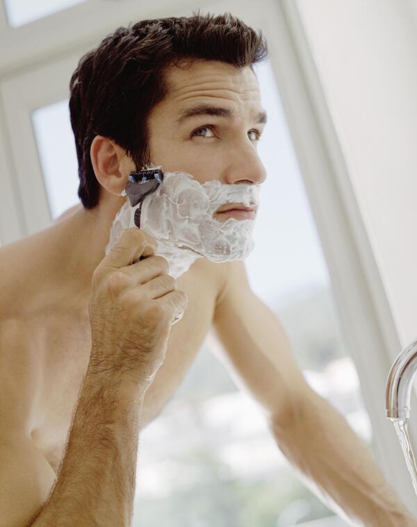 刮胡须的男人图片