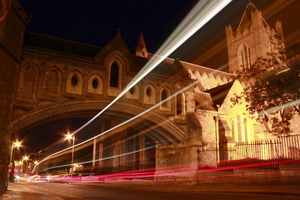 在都柏林的夜间交通大教堂