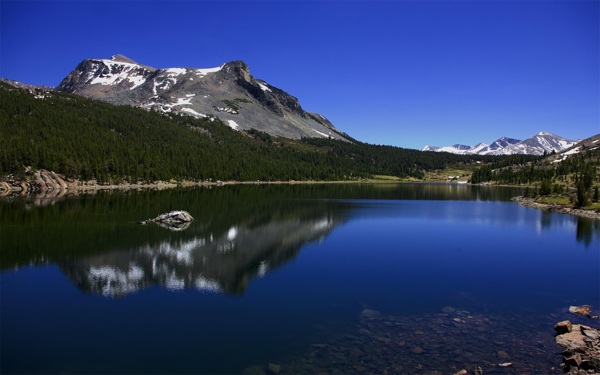 湖边大山蓝天图片