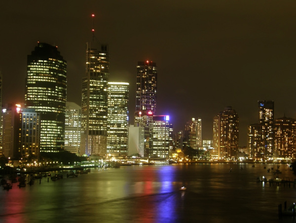 水边城市夜景图片