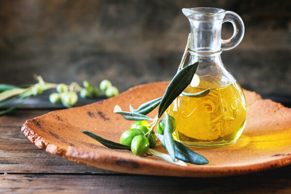 橄榄油与新鲜橄榄图片