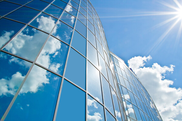 玻璃建筑与蓝天白云