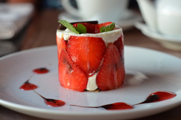 盘里的草莓甜点图片