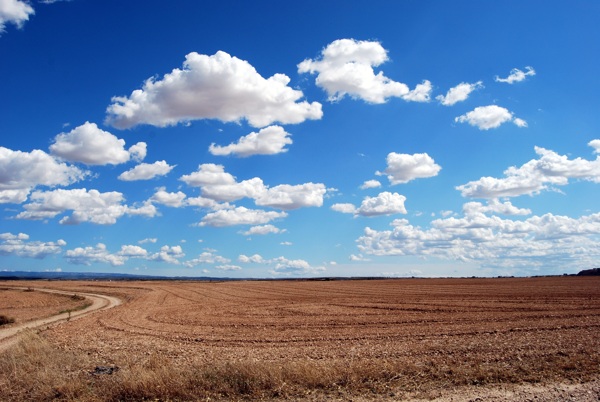 蓝天白云下的草原高清背景素材图片