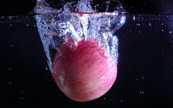 入水的苹果高清摄影图片