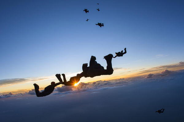 跳伞极限运动员图片
