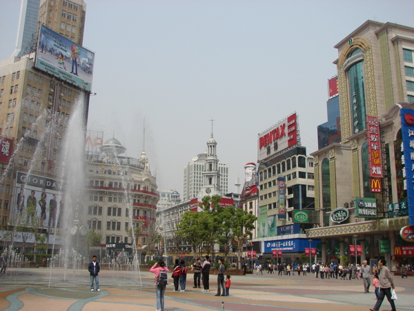 上海南京东路步行街街景图片