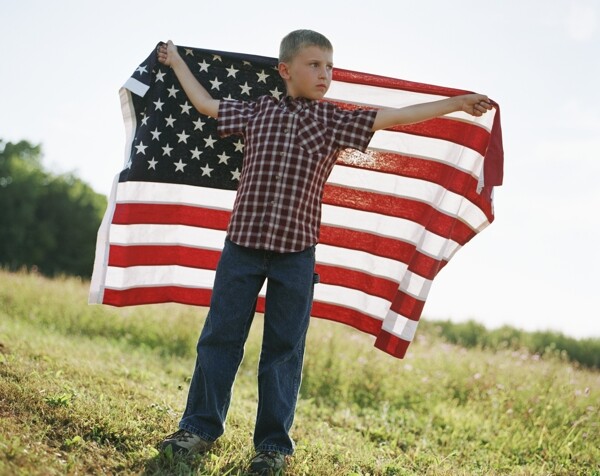 披着国旗的男孩图片