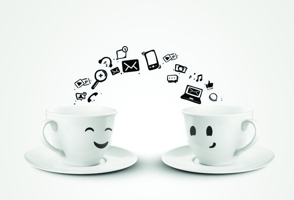 两个传递信号的两个笑脸咖啡杯图片