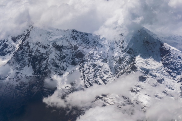 雪山云雾风景图片