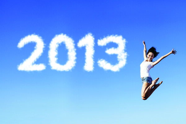 2013白云字体与跳跃的女生图片