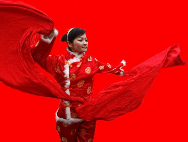 喜庆红绸舞蹈图片