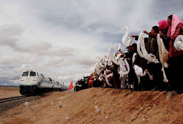 青藏铁路群众欢迎通车庆典哈达铁路高原铁轨交通运输图片