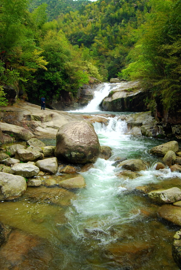 山间泉水图片