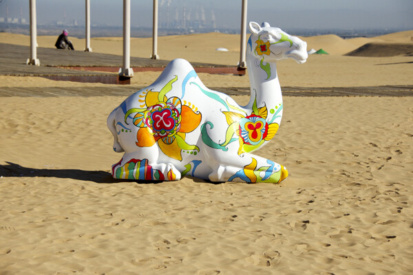 响沙湾沙漠里的骆驼雕塑图片