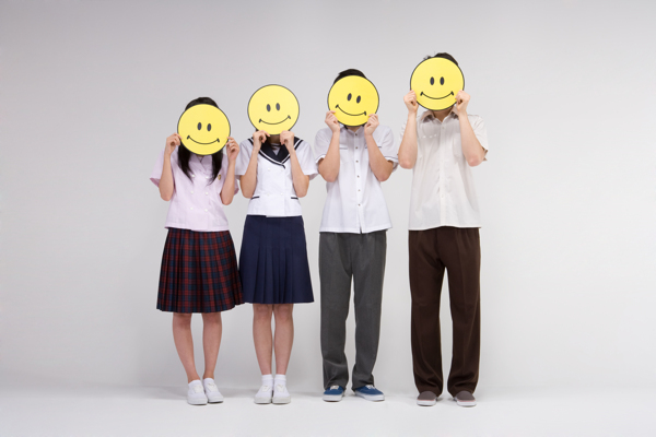 四个带着笑脸面具学生图片