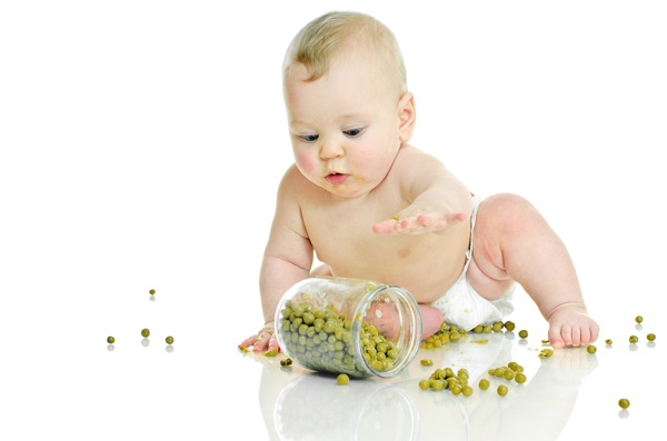 撒掉的绿豆和婴儿图片